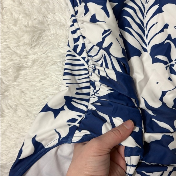 NWT Eomenie Blue And White Floral Print Ruched Sides One Piece Swimsuit Size M - Picture 4 of 10